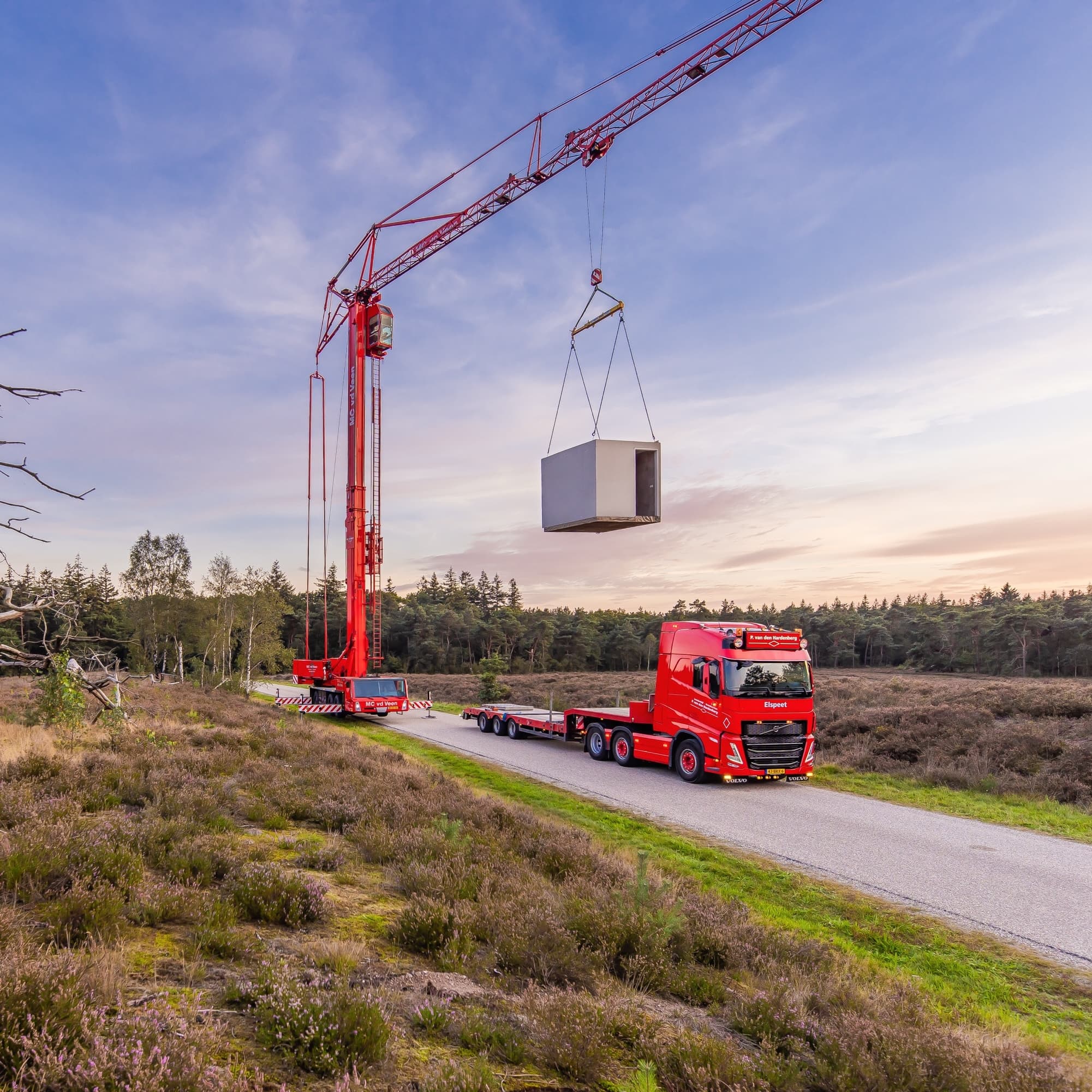 Een complete prefab badkamer wordt door een kraan op locatie geplaatst