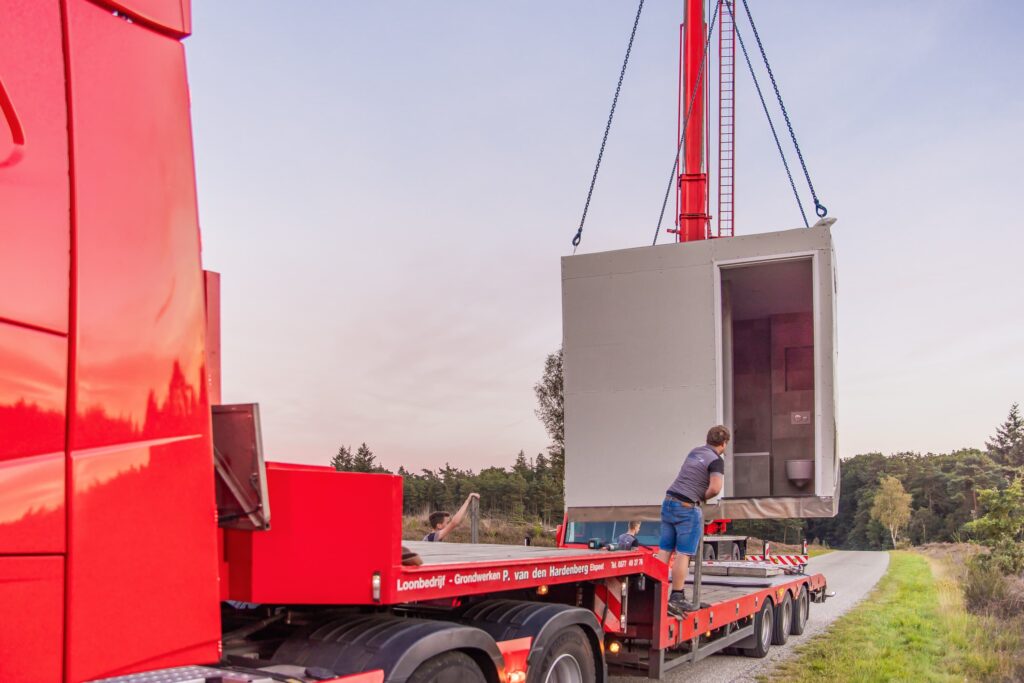 Prefab badkamermodule wordt afgeleverd op locatie